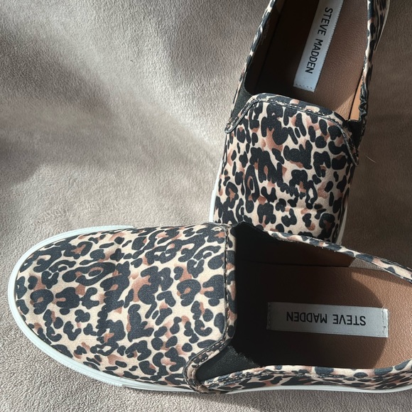 Steve Madden Size 8 Brown Black Slip On Sneakers Low Cut Rubber Sole Flats Shoes - Picture 3 of 3